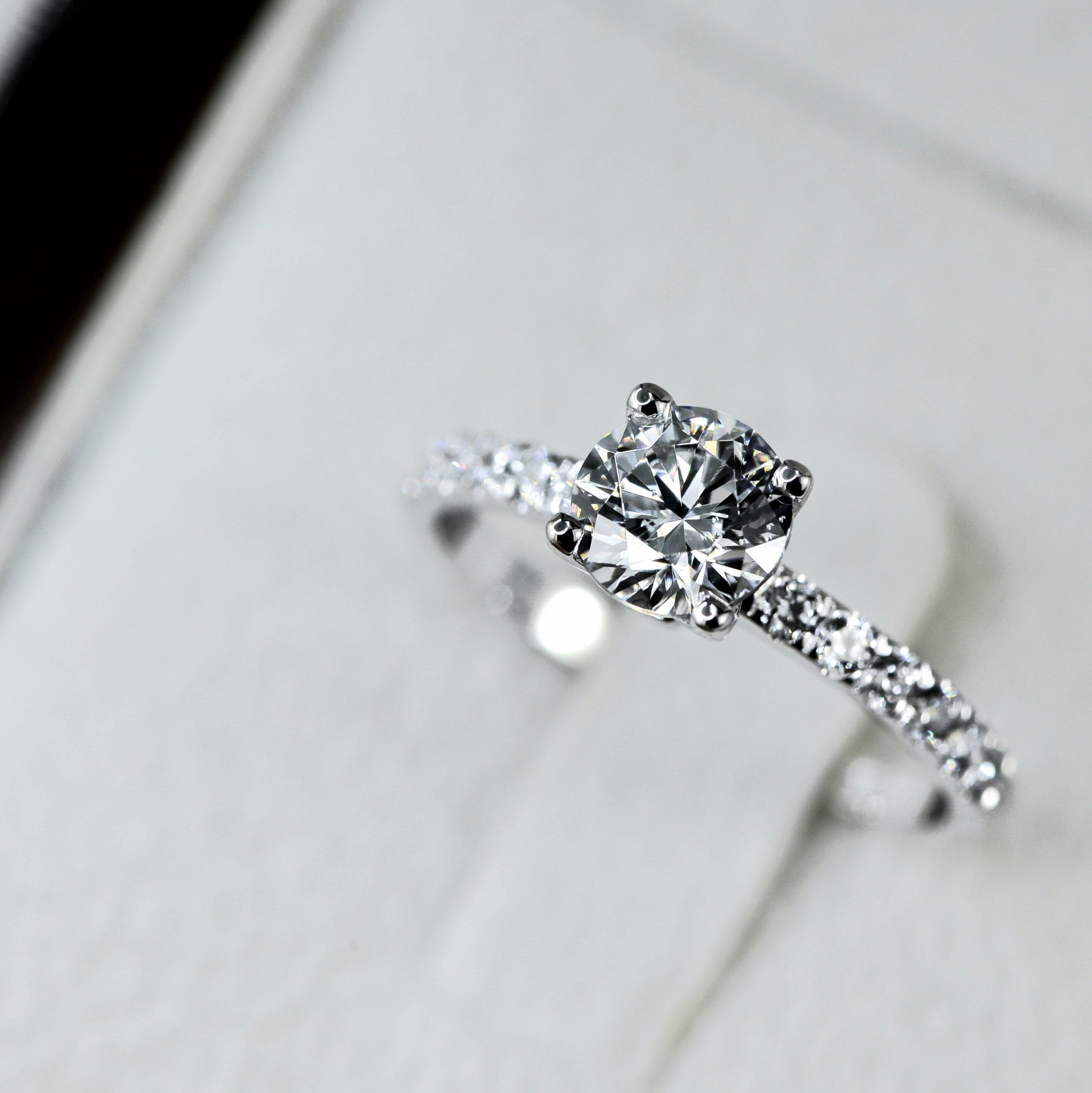 Round Cut Engagement Ring